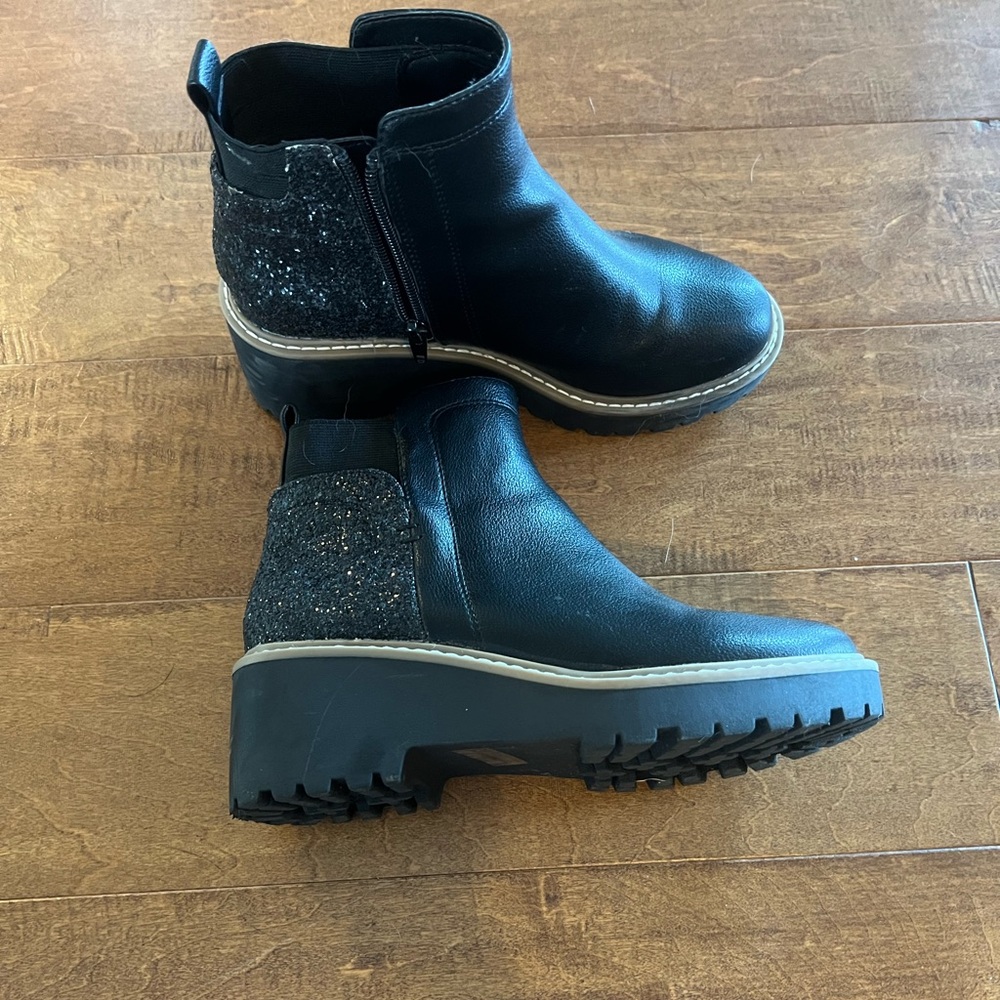 Girls DV black boots size 4